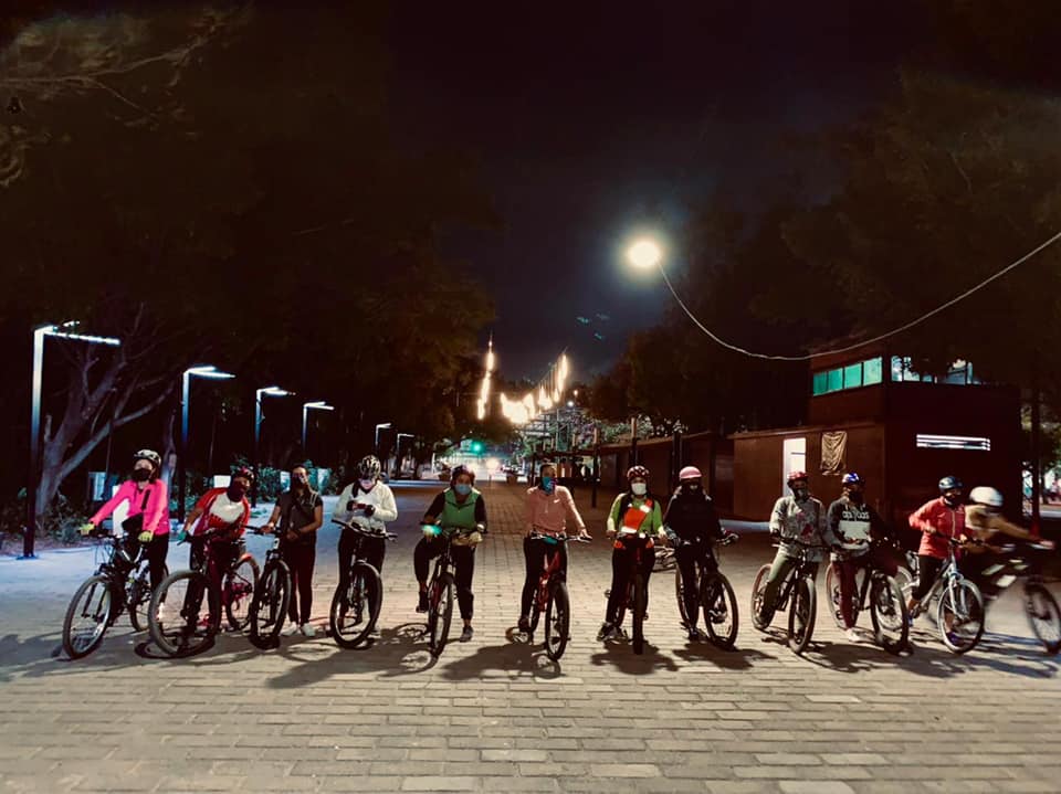 Un paseo ciclista multitudinario que empezó como una rodada para celebrar el día mundial de la bicicleta, terminó convertido en una entrañable interacción entre las personas en bici y un pueblo que a su vez sacó a relucir lo mejor de sí, colmándonos de sonrisas, saludos, fanfarrias y hasta claxonazos festivos y amistosos.