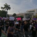 Colectivas e individualidades feministas, alumnas, madres de familia y niñas, Mujeres marcharon este 8 de marzo de 2021 en la capital chiapaneca. Foto: Yessica Morales.