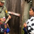 Mujeres victimas de la masacre de Acteal protestan frente a cuartel militar .
Foto: FRAYBA. 