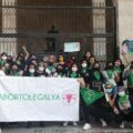 Feministas frente al Congreso del Estado en la exigencia de la despenalización del aborto. Cortesía: Mi Útero Feliz A. C.