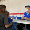 Una madre salvadoreña habla con un trabajador de ACNUR en un centro de registro en el sur de México.  Cortesía: ACNUR/Pierre-Marc Rene