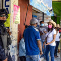 Después de pedir medidas cautelares al gobierno del estado, la candidata a diputada local por el distrito 25 con sede en Chilapa, Diana Hernández, realiza campaña acompañada de policías estatales. Fotografía José Miguel Sanchez 