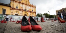 "Zapatos Rojos", un proyecto de arte en el que denuncia la violencia hacia las mujeres y el feminicidio. Cortesía:  Montserrat Méndez