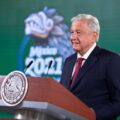 Andrés Manuel López Obrador, informó que continúa el Plan Nacional de Vacunación contra COVID-19, se mantiene el abasto de dosis, las hospitalizaciones y defunciones han disminuido de manera considerable en el país aun con el ligero repunte de contagios que se registra entre la población joven. Cortesía: Gobierno de México
