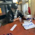 No es una disputa entre indígenas y mestizos, aclaran pobladores de Pantelhó Un joven integrante del grupo de las autodefensas "El Machete", escribe su demanda: "Justicia y Paz", mientras se encuentra sentado en las oficinas de la Presidencia Municipal. Foto: Ángeles Mariscal