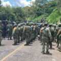 Cientos de militares avanzaban hacia el municipio. 
Foto: Isaín Mandujano 