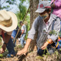 Eleuteria sostiene una planta de tamarindo, mientras explica cómo se aplica el bio fertilizante antes de la siembra, en la visita de la coordinadora del programa donde participa. Ella es una mujer que siempre ha contribuido a las labores comunitarias. 21 de junio de 2021, Xolol, San Antonio, S.L.P. Mauricio Palos / PDP