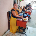 Artesana zapoteca enseña el arte de la cadenilla para que jóvenes hereden este oficio