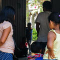 Hijos e hijas de personas acusadas de trata en la modalidad de trabajo forzado asisten a una reunión con organizaciones de abogacía y defensoría. Foto: Marissa Revilla/GPJ México