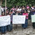 Con frecuencia la mujer indígena enfrenta barreras tanto por su condición de mujer como por ser miembro de comunidades indígenas. – Foto: Frayba