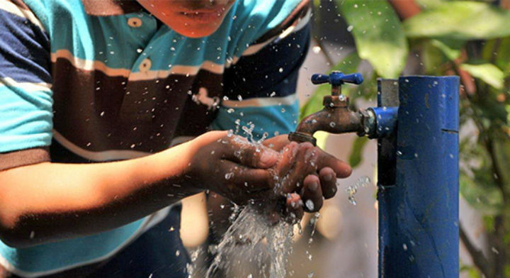 El primer letrero que hizo Leticia decía Salvemos el agua, Daniel le puso unas gotitas  de agua que estaban tristes.