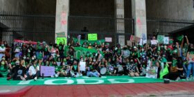 Feministas frente al Congreso del Estado al término de la marcha por la despenalización del aborto. Foto: Alma Martínez