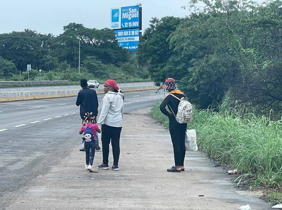 Esta acción de “no hacer nada” y del tortuoso itinerario burocrático del migrante solicitante de refugio, exacerba los discursos xenófobos y racistas en las ciudades en las que son retenidos, dejando el gobierno perversamente en “sus ciudadanos”, otra estrategia para desalentar al migrante y que muchas veces deriva en violencias.