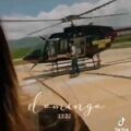 La influencer posa en una aeronave en el hangar de la Secretaría de Protección Civil. 