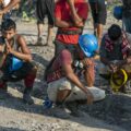 Mineros dicen que andar bajo tierra ‘ingre’, la tierra les llama de generación en generación. En la imagen, tres trabajadores reaccionan ante la noticia del hallazgo sin vida de otro de sus compañeros.