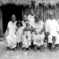 Retrato de familia maya. Cortesía: Fototeca Nacional - INAH