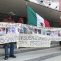 "Machetes" desconocen al alcalde de Pantelhó frente al palacio de gobierno.
Foto. Isaín Mandujano