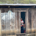 Familia de indígenas afectados por la violencia   de grupos armados. Aldama, Chiapas. Foto: Ángeles Mariscal