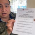 Edilberto Méndez Vargas, muestra el fallo del juez de control que lo exonera de los delitos que le fueron prefabricados por la FGE del Edo Mex. 