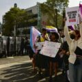 Por desfile militar, policías de la CDMX encapsulan marcha trans