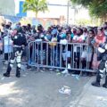 Hartos de esperar, migrantes romper cerco de seguridad en unidad migratoria de Tapachula