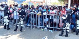 Hartos de esperar, migrantes romper cerco de seguridad en unidad migratoria de Tapachula