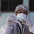 Una enfermera del Centro de salud de Nueva Concepción muestra el resultado positivo de una paciente contagiada de COVID-19. Fotografía: Sandra Sebastián | Ocote. 