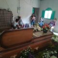 Familiares lloran frente al féretro de una de las mujeres fallecidas