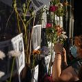 Mujeres colocan flores e imágenes en los cristales de la FGR en la CDMX. Foto isabel Briseño