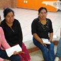 “Ya tenemos voz y voto para defender nuestra tierra” aseguran mujeres chontales que recibieron constancias de comuneras.
Foto: Istmo Press