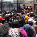 MIGRANTES HAITIANOS VARADOS EN CIUDAD JUÁREZ SE CONCENTRARON FRENTE A LA CATEDRAL DE CIUDAD JUÁREZ. PIDEN ATENCIÓN HUMANITARIA Y QUE SE LES TOME EN CUENTA PARA CRUZAR A ESTADOS UNIDOS. 20 DE MAYO. FOTOGRAFÍA: BLANCA CARMONA / LA VERDAD