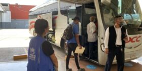 El equipo de ACNUR en Tapachula acompaña la salida de un grupo de personas refugiadas para su traslado a las ciudades del Programa de Integración Local (PIL).  Cortesía: ACNUR / Pierre-Marc René