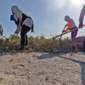 Las Chelemeras limpian sedimentos de un canal en su actual sitio de trabajo en Progreso. Imagen de Caitlin Cooper para Mongabay.