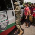 Un grupo de marinos mexicanos ordena a un grupo de migrantes de Bangladesh, India y Pakistán a bajar de un microbús en un puesto de revisión migratoria en las afueras del poblado de Viva México, cerca de Tapachula, en el estado de Chiapas, México el 21 de junio de 2019. © 2019 AP Photo/Oliver de Ros