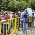 Personas migrantes y solicitantes de asilo esperando poder tener cita en el Instituto Nacional de
Migración. Imagen: Cortesía.