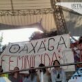 “Oaxaca Feminicida”: Así protestó María Elena Ríos ante falta de justicia durante la Guelaguetza vespertina.
Foto: Diana Manzo