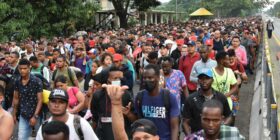 Una nueva movilización de migrantes venezolanos en su mayoría, salió la madrugada de este viernes desde Tapachula, la ciudad fronteriza con Guatemala, con la intención de atravesar territorio mexicano y llegar a Estados Unidos. Foto: Especial/Gabriela Coutiño