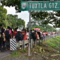 Una nueva movilización de migrantes venezolanos en su mayoría, salió la madrugada de este viernes desde Tapachula, la ciudad fronteriza con Guatemala, con la intención de atravesar territorio mexicano y llegar a Estados Unidos. Foto: Especial/Gabriela Coutiño