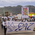 Desde la Iglesia de María Auxiliadora, miles de personas peregrinaron hasta la plaza de la paz frente a la Catedral de San Cristóbal de Las Casas. Foto: Alberto Hidalgo