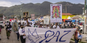 Desde la Iglesia de María Auxiliadora, miles de personas peregrinaron hasta la plaza de la paz frente a la Catedral de San Cristóbal de Las Casas. Foto: Alberto Hidalgo