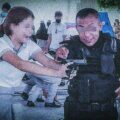 Policías “promueven” la paz adiestrando con armas a estudiantes de secundaria.
Foto. Pop Lab