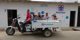 En Chiapas, principalmente en comunidades rurales y periurbanas las redes de agua potable no garantizan su calidad para consumo humano, debido a malas prácticas de desinfección, potabilización, almacenamiento y distribución. Cortesía: Cántaro Azul. 