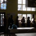 Migrantes varados en Ciudad Juárez retornarán a EE.UU. tras cancelación de ‘Quédate en México’ Migrantes en el albergue "El Buen Samaritano", Ciudad Juárez.
Foto: Archivo La Verdad