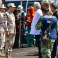 Buzos rescatistas esperan desagüe para entrar a la mina Pinabete, en Coahuila.
Foto: Presidencia