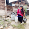 Lupita debe llevar todos los días el agua que servirá a su familia. Foto: Ángeles Mariscal