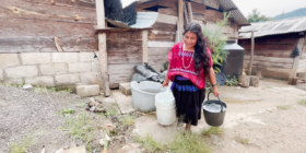 Lupita debe llevar todos los días el agua que servirá a su familia. Foto: Ángeles Mariscal