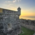 San Francisco de #Campeche es una de las pocas ciudades amuralladas en América, su fortaleza hexagonal fue construida entre 1686 y 1704.
Foto: Secretaría de Cultura