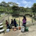 Mujeres, las recolectadoras de agua. Foto: Ángeles Mariscal