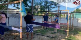 Migrantes aprenden a tejer hamacas de manos de una artesana zapoteca: “Se llevan un pedazo del Istmo al sueño americano”.
Foto: Istmo Press