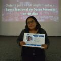 Olimpia Montoya en el Centro Pro con la ficha de búsqueda de su hermano. Crédito: Lucía Flores/Obturador MX.